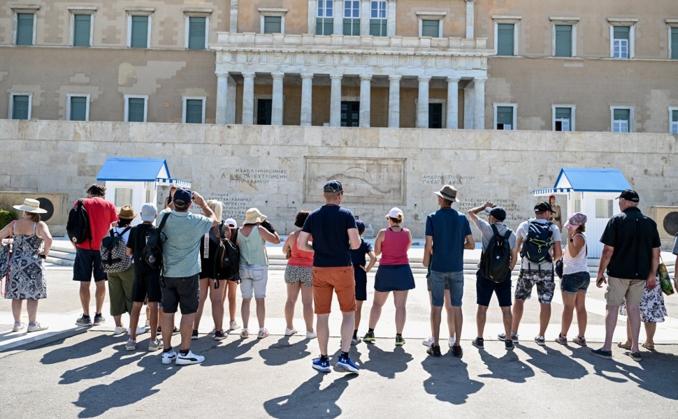 Τουρίστες μπροστά στη Βουλή των Ελλήνων - Φωτογραφία Eurokinissi