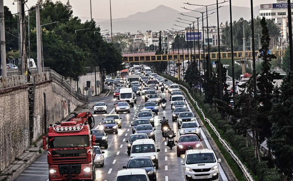 Ατελείωτες ουρές οχημάτων στον Κηφισό (φωτο: Eurokinissi)