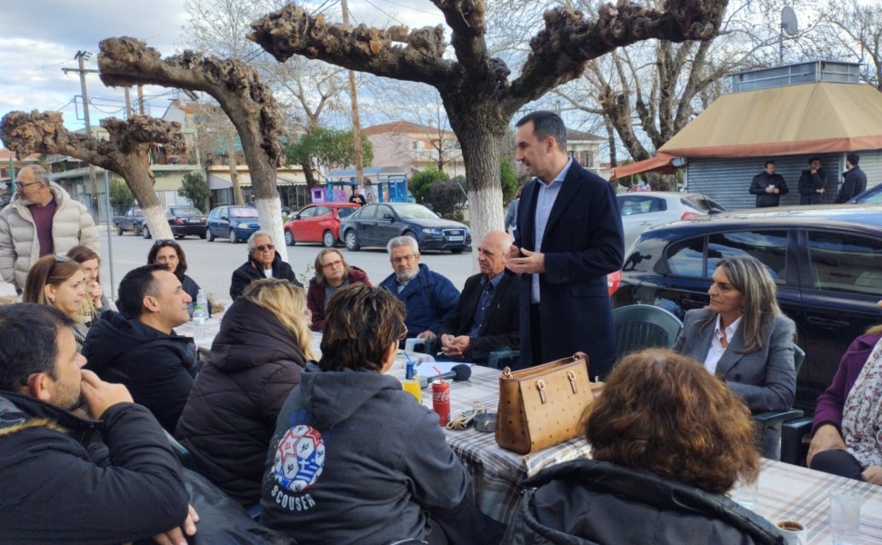 Ο Αλέξης Χαρίτσης συζητά με πληγέντες της Θεσσαλίας