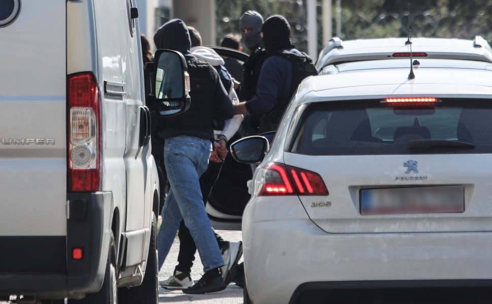 Εικόνα από τη μεταγωγή των συλληφθέντων στον εισαγγελέα (φωτο: Eurokinnissi)