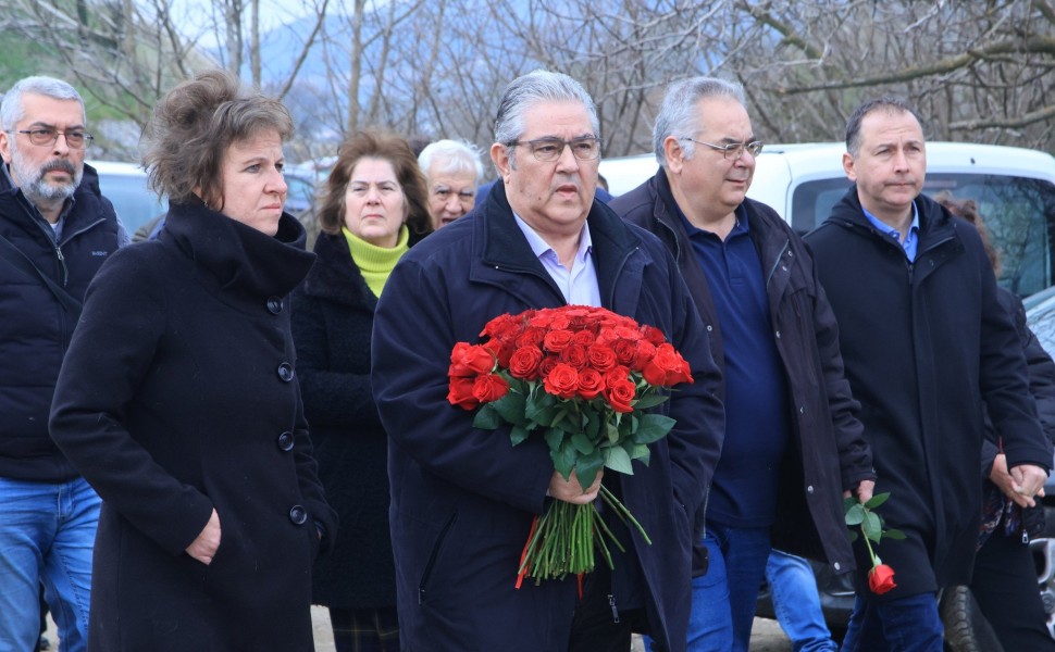 Ο Δημήτρης Κουτσούμπας στον τόπο της τραγωδίας των Τεμπών