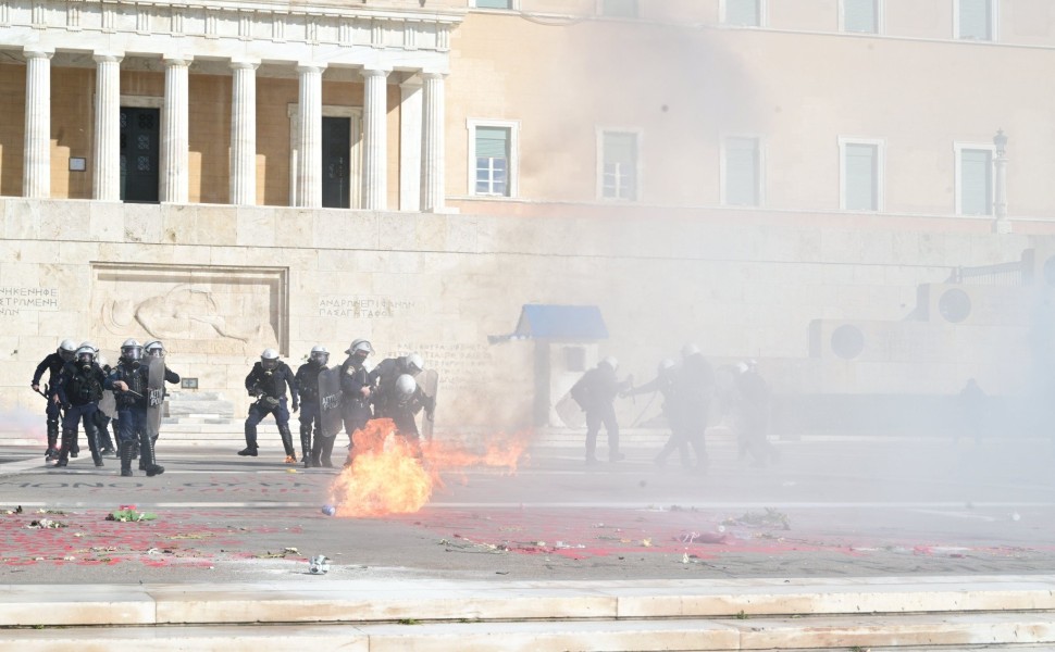 Μολότοφ στον Άγνωστο Στρατιώτη / Eurokinissi