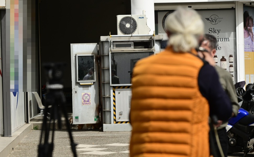 Εικόνα από το σημείο που έγινε η δολοφονία της 28χρονης έξω από το ΑΤ (φωτο: Eurokinissi)