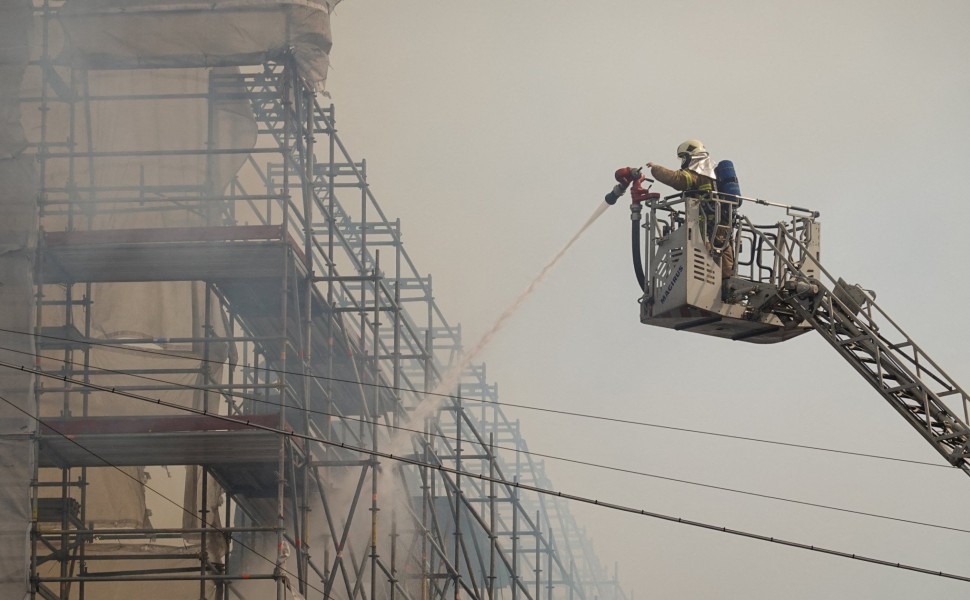 Φωτιά στο παλιό χρηματιστήριο της Δανίας / Reuters