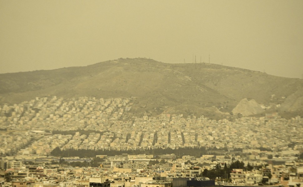 Η αφρικανική σκόνη «έπνιξε» την Αθήνα (φωτο αρχείου: Eurokinissi)