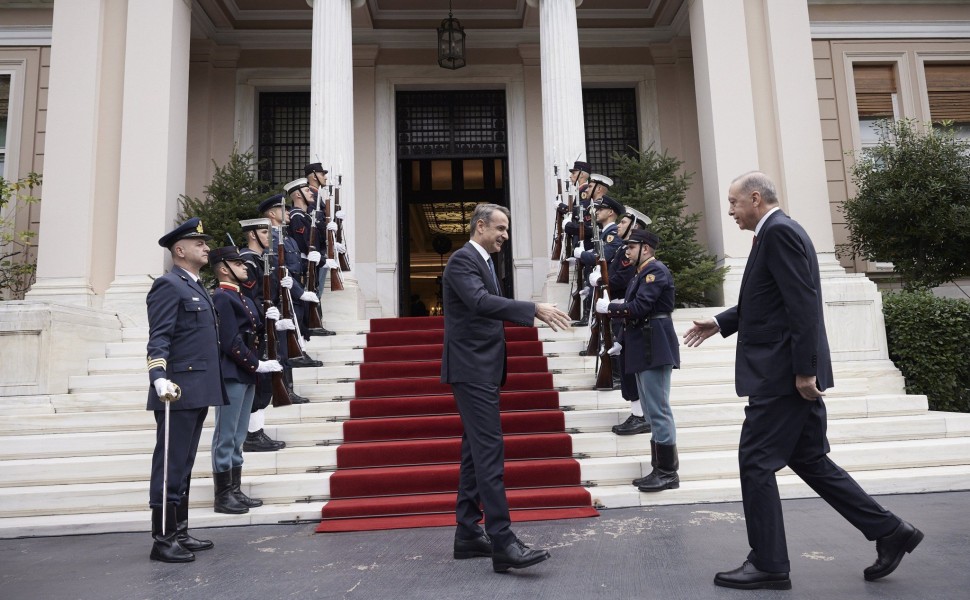 Ο Ταγίπ Ερντογάν στο Μέγαρο Μαξίμου πριν από τη συνάντηση με τον Κυριάκο Μητσοτάκη / Γραφείο Τύπου Πρωθυπουργού