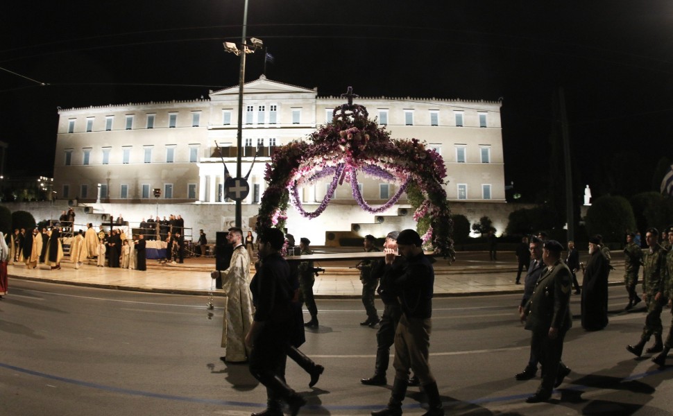 Η περιφορά του Επιταφίου στον Ιερό Μητροπολιτικό Ναό Αθηνών