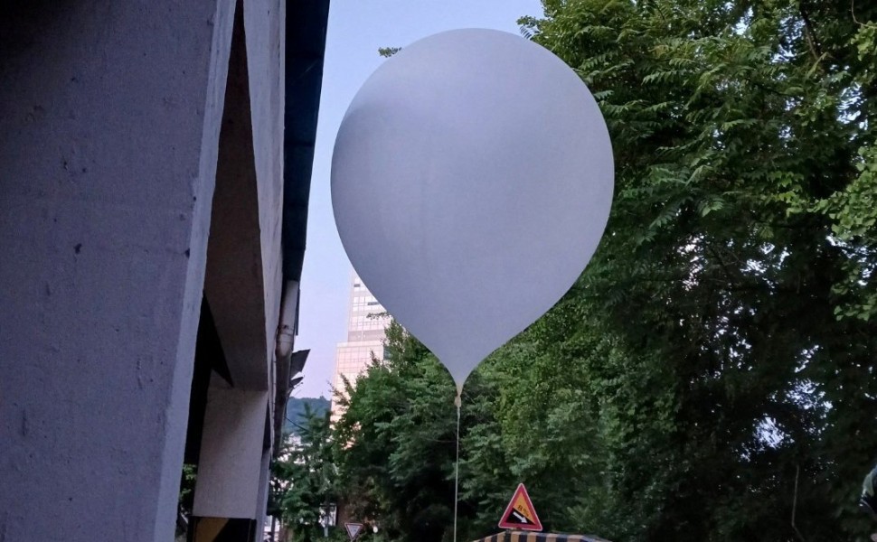 Μπαλόνι με ακαθαρσίες που πιστεύεται ότι απεστάλη από τη Βόρεια στη Νότια Κορέα / Reuters