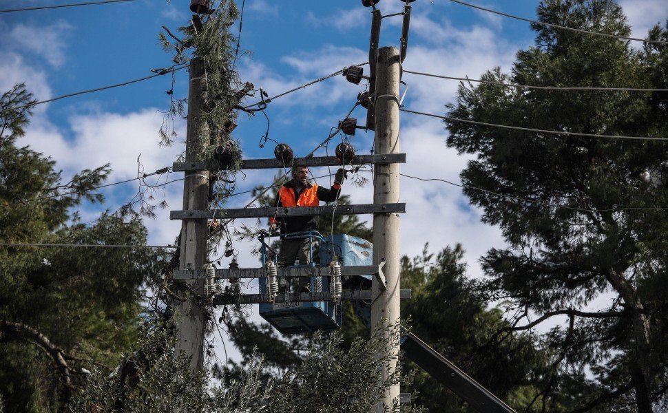 Εργαζόμενος πάνω σε κολόνα της ΔΕΗ / Eurokinissi