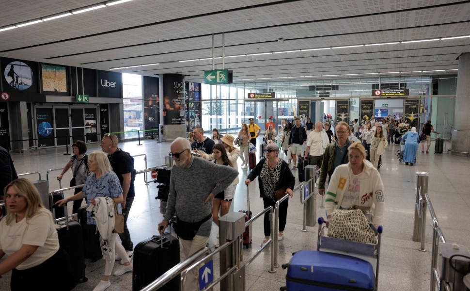 Tourists arriving at airport - Φωτογραφία αρχείου Reuters