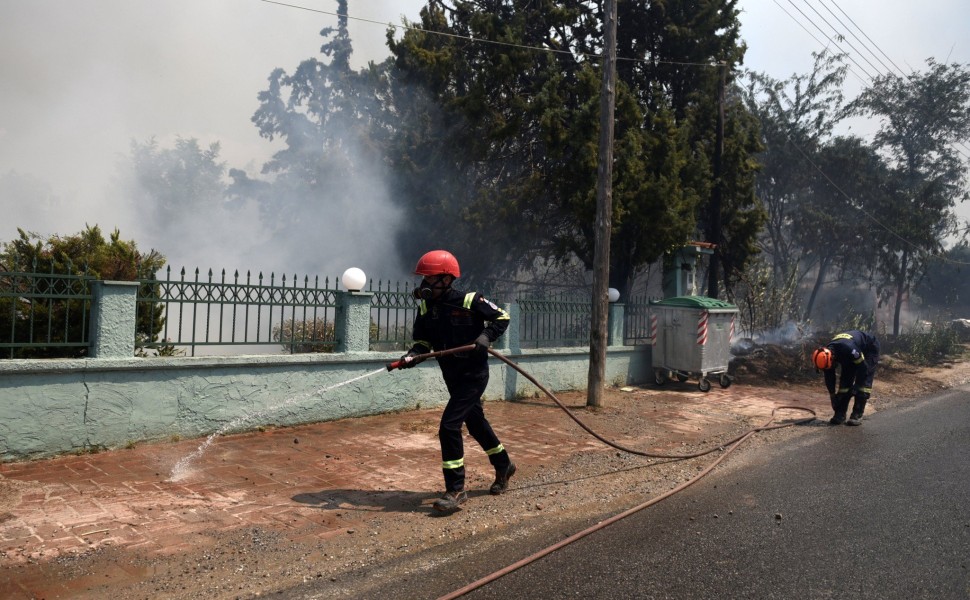 Φωτογραφία από τη μάχη των πυροσβεστικών δυνάμεων στο Τρίλοφο / Intime