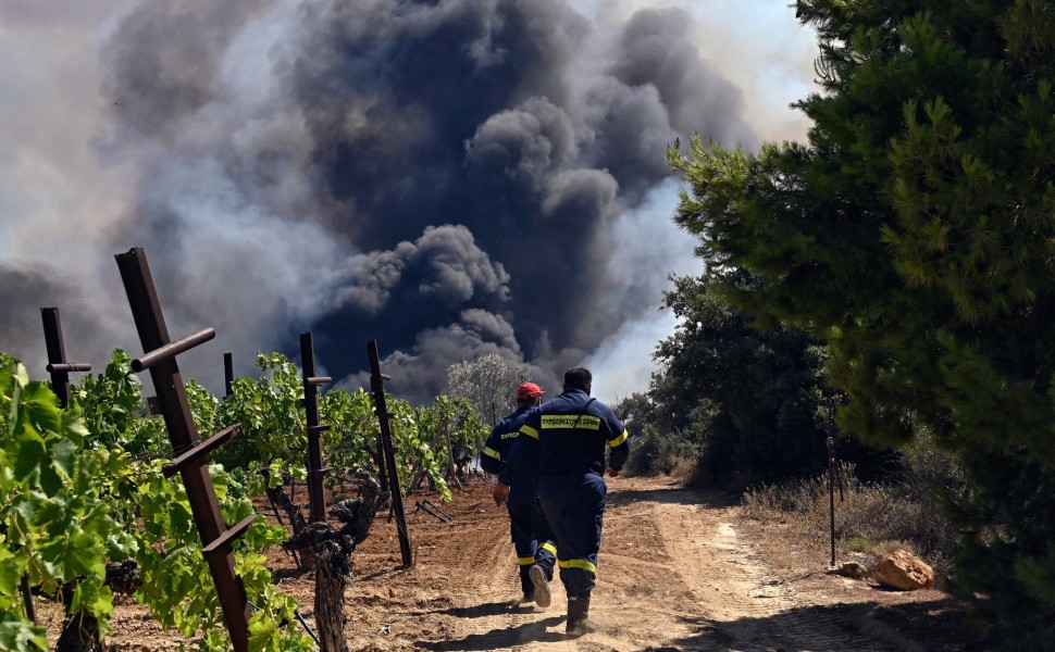 Πυροσβέστες επιχειρούν για την κατάσβεση πυρκαγιάς / Φωτ.: Eurokinissi