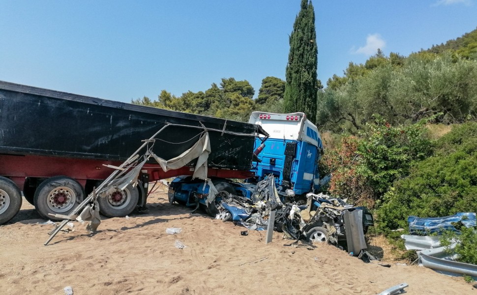 Άμορφη μάζα ένα από τα αυτοκίνητα πάνω στα οποία καρφώθηκε η νταλίκα στην Κυπαρισσία / φωτ. Eurokinissi