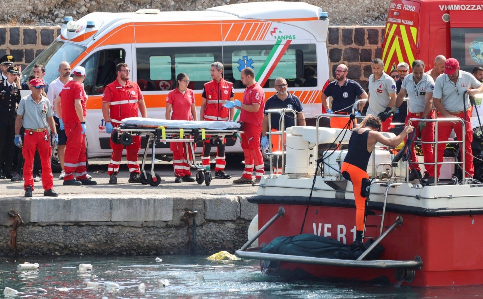 Τα σωστικά συνεργεία στη Σικελία μεταφέρουν τους ναυαγούς στο νοσοκομείο / REUTERS