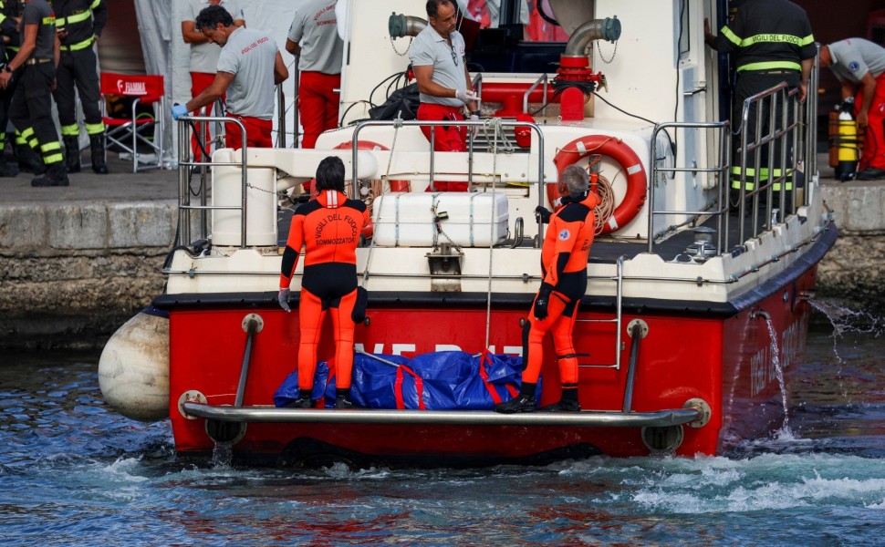 Ιταλοί διασώστες μεταφέρουν τις σορούς των επιβαινόντων που εντοπίστηκαν μέσα στο πολυτελές ιστιοφόρο Bayesian / Reuters