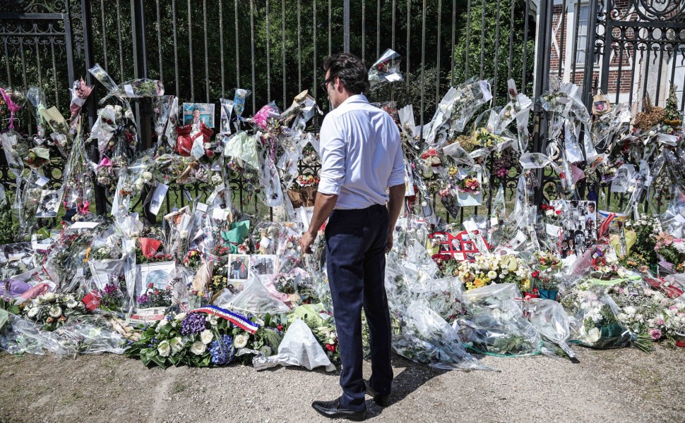 Ο γιος του Αλέν Ντελόν Άντονι επιθεωρεί τα λουλούδια που άφησαν θαυμαστές του ηθοποιού, ΑΠΕ-ΜΠΕ/ CHRISTOPHE PETIT TESSON, EPA