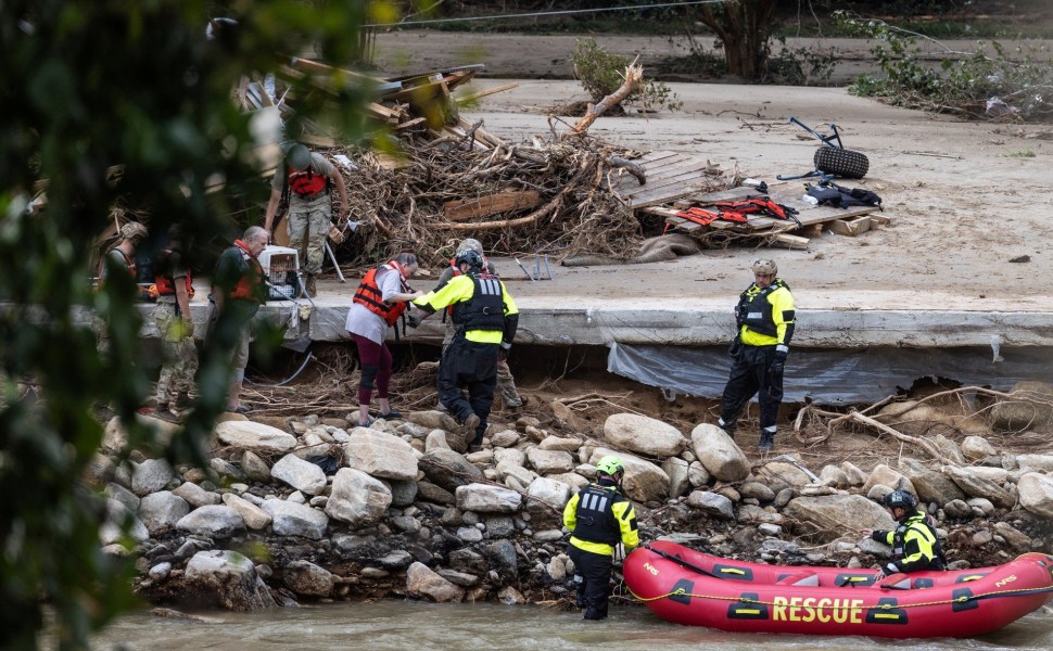 Συνεχίζονται οι επιχειρήσεις διάσωσης μετά τον καταστροφικό κυκλώνα Ελίν που έπληξε τις νοτιοανατολικές Πολιτείες των ΗΠΑ. Φωτό: Reuters