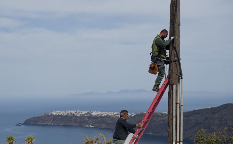 Τεχνικοί επισκευάζουν κολόνα ηλεκτρικού ρεύματος / Eurokinissi