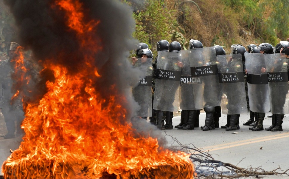 Ένταση στους δρόμου ςτης Βολιβίας με διαδηλωτές υπέρ του Έβο Μοράλες και της Αστυνομίας / Reuters