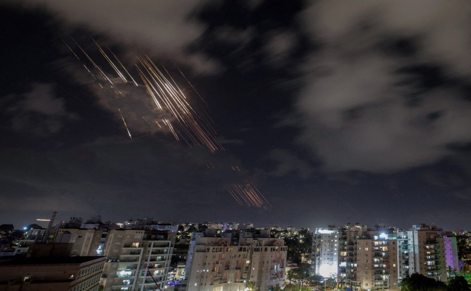 Το Ισραηλινό Iron Dome αναχαιτίζει ρουκέτες που εισέρχονται στον εναέριό του χώρο / Reuters