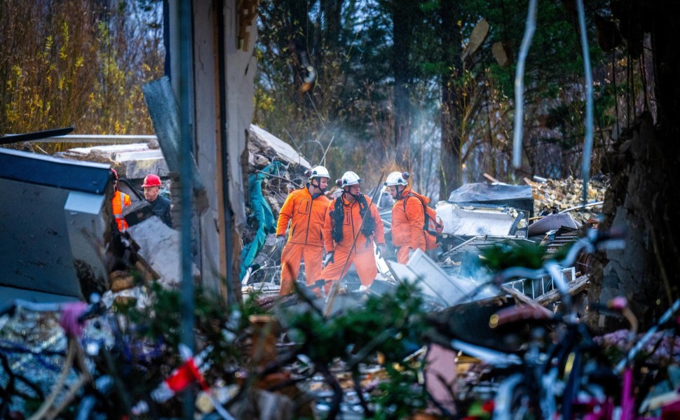 Διασώστες στα συντρίμμια της πολυκατοικίας στη Χάγη / πηγή: ΑΠΕ ΕΡΑ