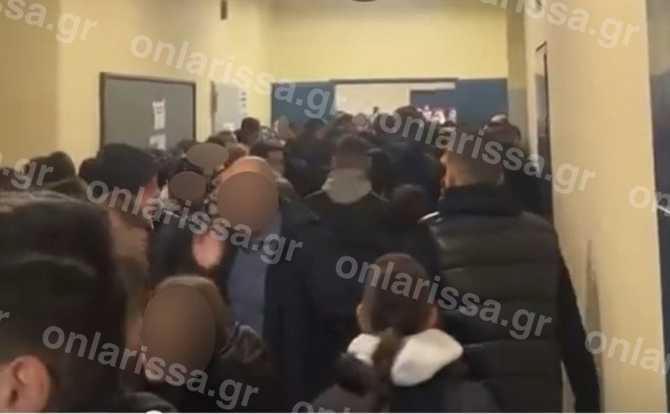 Ομαδική επίθεση σε μαθητή σε σχολείο στη Λάρισα/onlarissa Ομαδική επίθεση σε μαθητή σε σχολείο στη Λάρισα/onlarissa