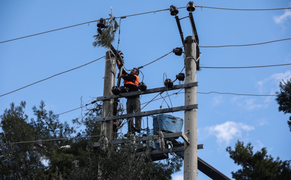 Τεχνικός επισκευάζει κολόνα ηλεκτρικού ρεύματος / Eurokinissi