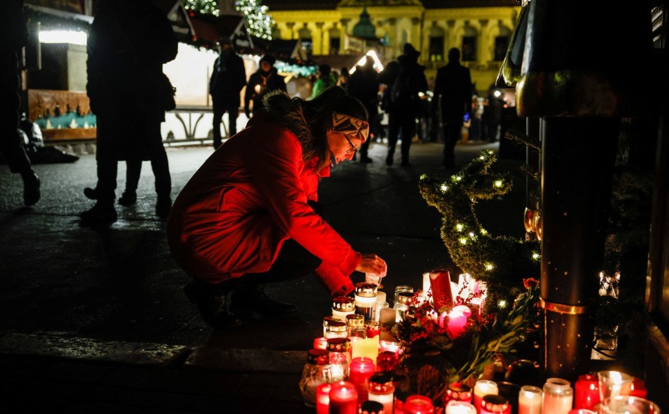 Λούλουδια και κεριά στον τόπο όπου έχασαν τη ζωή τους δυο άνθρωποι από την επίθεση στη Χριστουγεννιάτικη αγορά στο Μαγδεμβούργο / Reuters