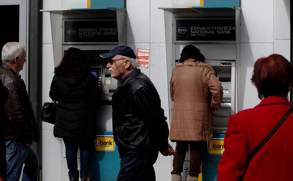 Πολίτες μπροστά σε ΑΤΜ (φωτο: ΑΠΕ-ΜΠΕ/ EPA/SIMELA PANTZARTZI)