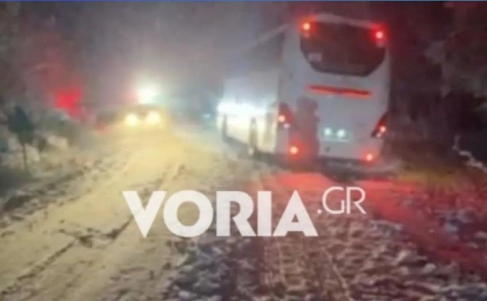 Το ένα από τα τρία εγκλωβισμένα λεωφορεία σε δρόμο της Νάουσας/Φωτ. VORIA.GR Το ένα από τα τρία εγκλωβισμένα λεωφορεία σε δρόμο της Νάουσας/Φωτ. VORIA.GR