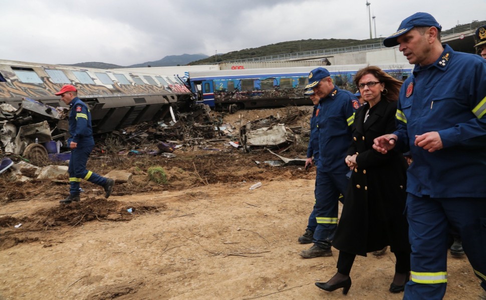 Η Κατερίνα Σακελλαροπούλου στο σημείο της τραγωδίας, στα Τέμπη/Eurokinissi