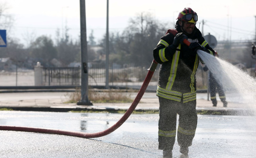Πυροσβέστης στην επιχείρηση καθαρισμού του φυσικού αερίου που είχει χυθεί στους δρόμους της Θέρμης/Φωτ. INTIME