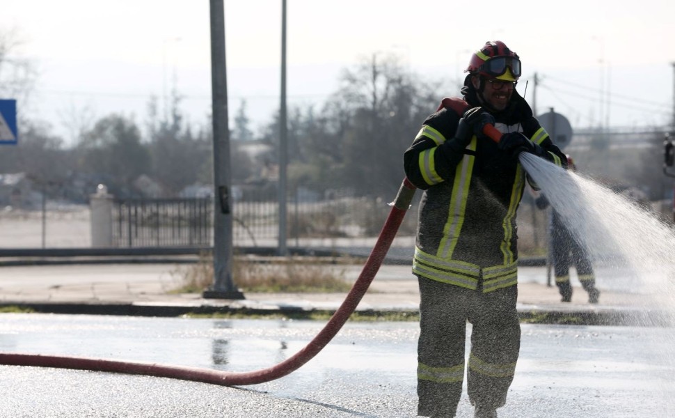 Πυροσβέστης στην επιχείρηση καθαρισμού του φυσικού αερίου που είχει χυθεί στους δρόμους της Θέρμης/Φωτ. INTIME