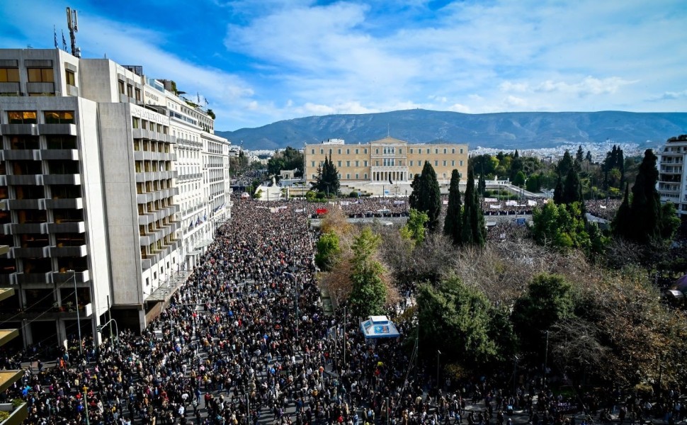 Στιγμιότυπο από τη μεγάλη συγκέντρωση διαμαρτυρίας στο Σύνταγμα/EUROKINISSI