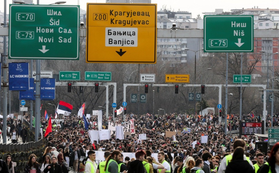 Σέρβοι φοιτητές σε πορεία κατά της κυβέρνησης για το δυστύχημα στο Νόβι Σαντ / Reuters