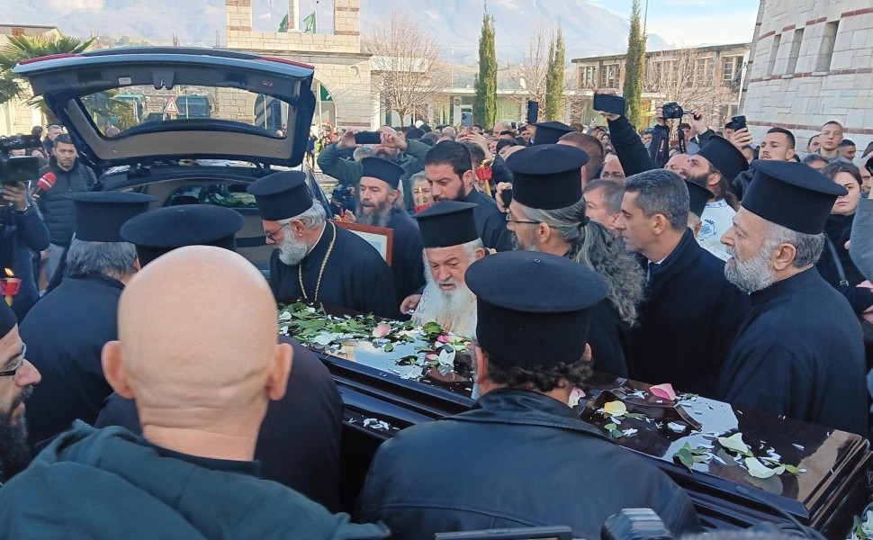 Μέσα σε κλίμα συγκίνησης έγινε η υποδοχή του σκηνώματος του Αρχιεπισκόπου Αλβανίας Αναστάσιου στο Αργυρόκαστρο / ΑΠΕ ΜΠΕ