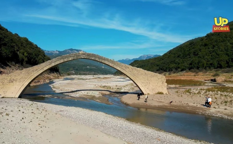 Το γεφύρι του Μανώλη βρίσκεται σε απόσταση 50χλμ από το Καρπενήσι, είναι έργο του 17ο αιώνα και συγκεκριμένα του 1659/ Up Stories