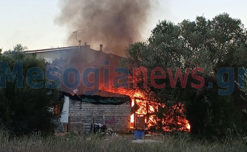 Το σπίτι στην Κερατέα όπου εκδηλώθηκε η φωτιά/mesogianews.gr