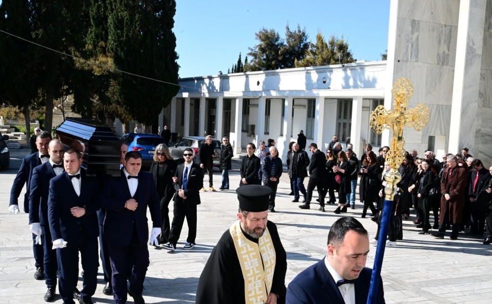 Το φέρετρο με τη σορό του Δημήτρη Κολλάτο, στο Α΄ Νεκροταφείο/EUROKINISSI