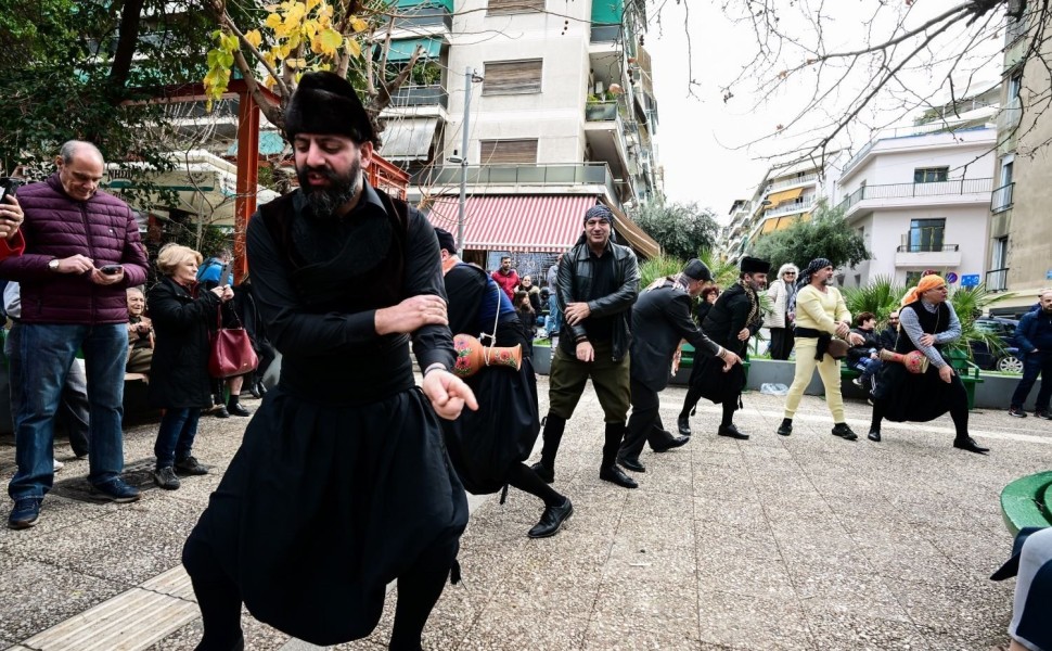 Στιγμιότυπο από την παραδοσιακή πατινάδα της Λέσβου στους δρόμους του Παγκρατίου/EUROKINISSI