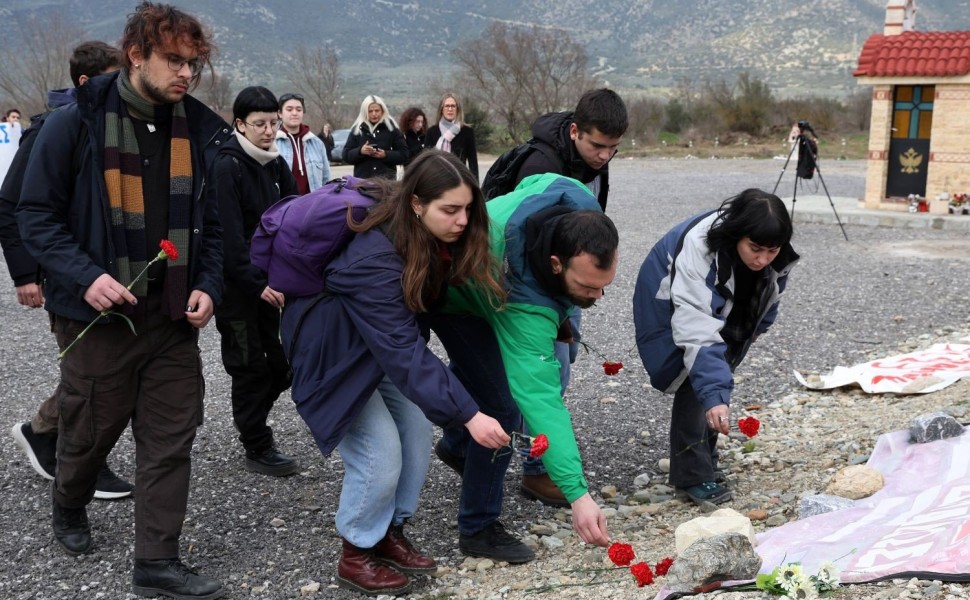 Φοιτητές και φοιτήτριες του ΕΜΠ αποτίουν φόρο τιμής με ένα λουλούδι στη μνήμη των 57 νεκρών της σιδηροδρομικής τραγωδίας των Τεμπών/INTIME