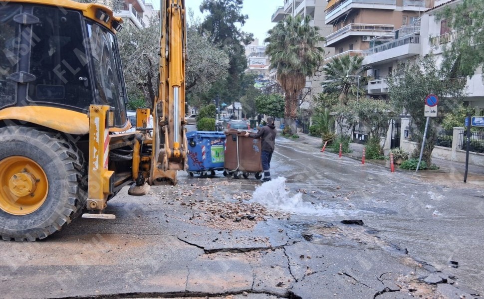 Έσπασε αγωγός της ΕΥΔΑΠ στο Παλαιό Φάληρο