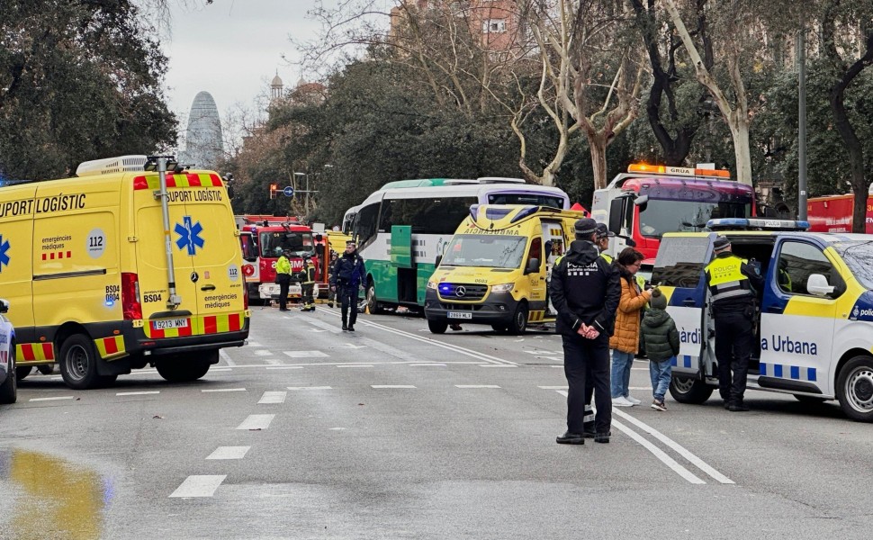 Τέσσερις τραυματίες είναι σε κρίσιμη κατάσταση μετά τη σύγκρουση λεωφορείων στη Βαρκελώνη (REUTERS/Horaci Garcia)