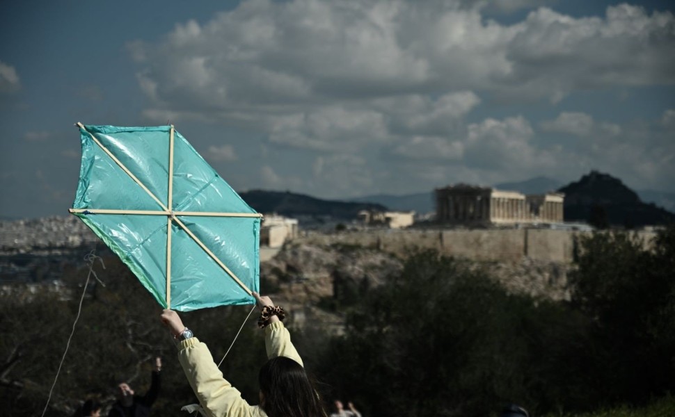 Με δυσκολία ελέω καιρού θα πετάξουν μικροί και μεγάλοι τον χαρταετό στις περισσότερες πειοχές της χώρας/EUROKINISSI