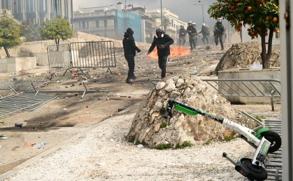 Τρομερές ήταν οι καταστροφές που προκάλεσαν οι κουκουλοφόροι στο Σύνταγμα/EUROKINISSI