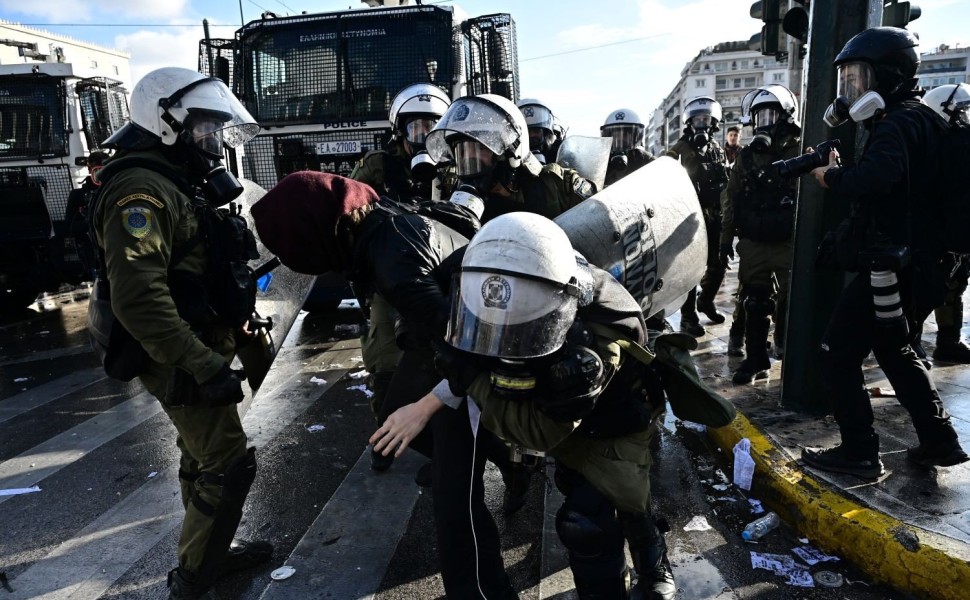 Αστυνομικοί των ΜΑΤ με συλληφθέντα ταραξία στο συλλαλητήριο της Παρασκευής/EUROKINISSI