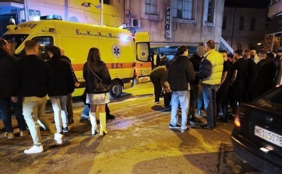 Το ΕΚΑΒ έσπευσε να παράσχει τις πρώτες βοήθειες στον αιμ0φυρτο νεαρό/KOZANIMEDIA.GR Το ΕΚΑΒ έσπευσε να παράσχει τις πρώτες βοήθειες στον αιμ0φυρτο νεαρό/KOZANIMEDIA.GR