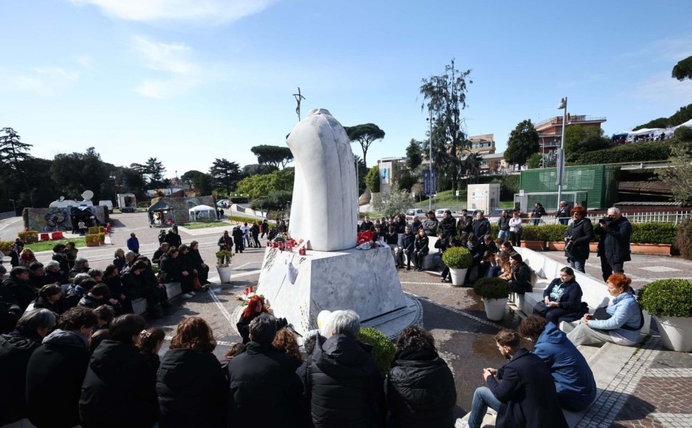 Καθημερινή είναι παρουσία των πιστών στο προαύλιο του νοσοκομείου όπου νοσηλεύεται ο Πάπας Φραγκίσκος/ΑΠΕ-ΜΠΕ