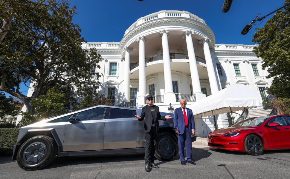 Ο Ντόναλντ Τραμπ αγόρασε δυο αυτοκίνητα Tesla για να ενισχύσει τον Μασκ / Reuters