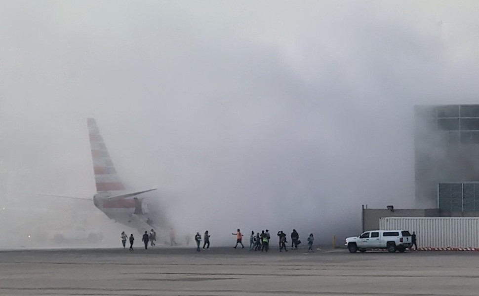 Αεροπλάνο της American Airlines τυλίχθηκε στις φλόγες στο αεροδρόμιο του Ντένβερ / Reuters